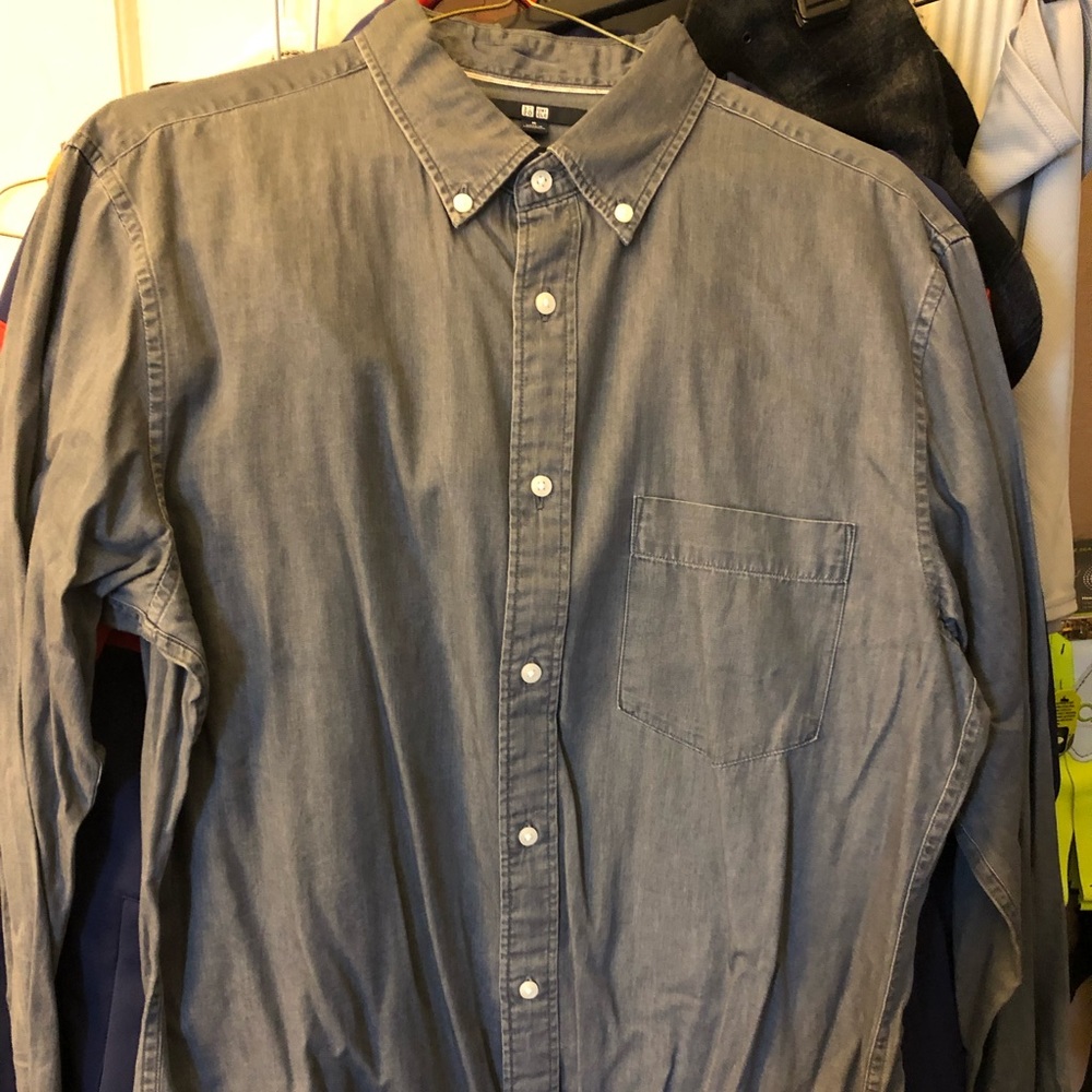 Uniqlo Men’s Grey Shirt Button Down Size Medium.
